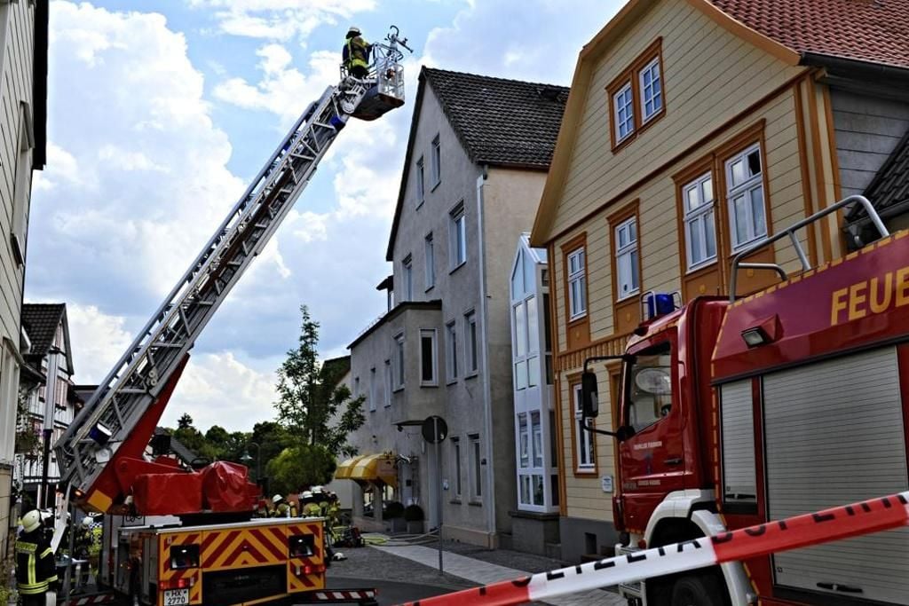 Wehr Bekämpft Dachstuhlbrand