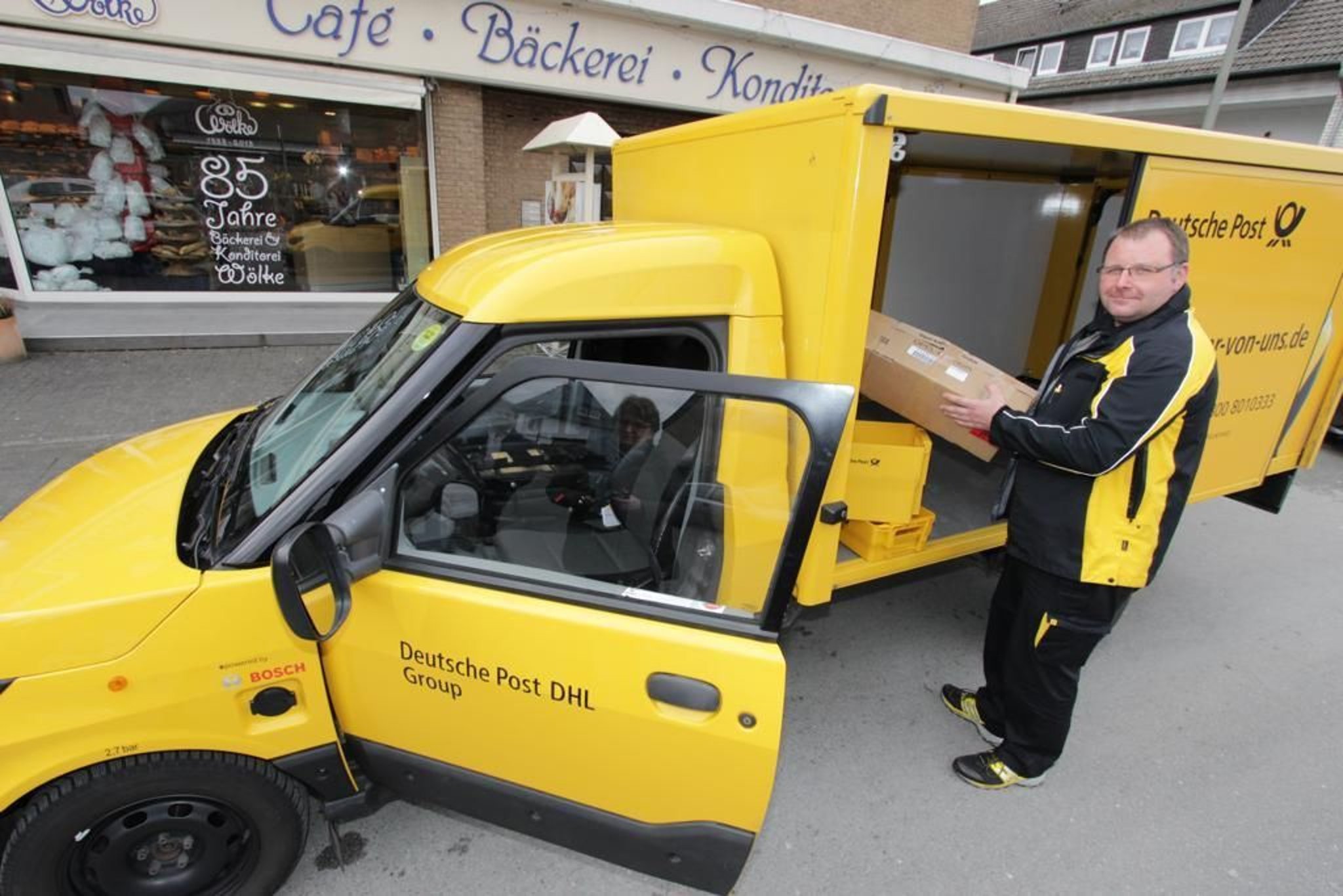 Postautos unter Strom