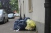 
Einige Müllsäcke stehen an einer Hauswand. Durch die teilweise offenen Beutel würden Ratten angelockt, klagt ein Anwohner.