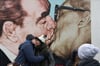 
Küsschen vor dem Bruderkuss: Das Bild von Erich Honecker und Leonid Breschnew (hinten) in Berlin urde zur Ikone.