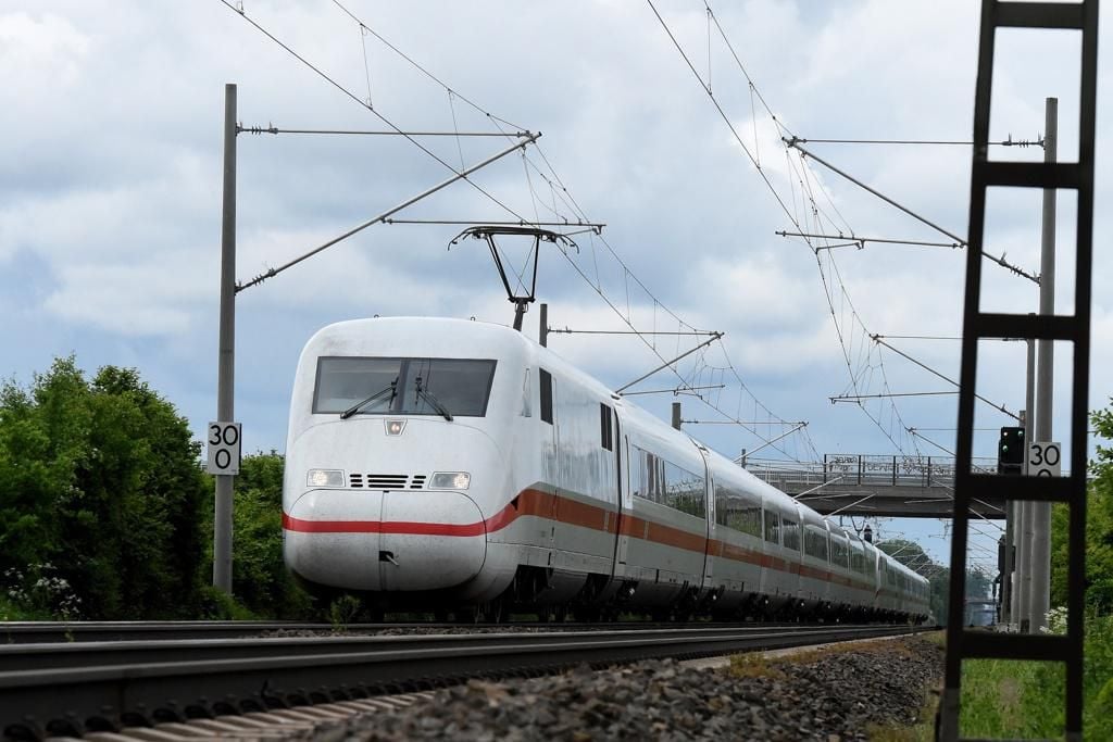 Ein ICE auf dem Weg zwischen Hannover und Bielefeld: Um zehn Minuten soll sich die Fahrzeit verkürzen.