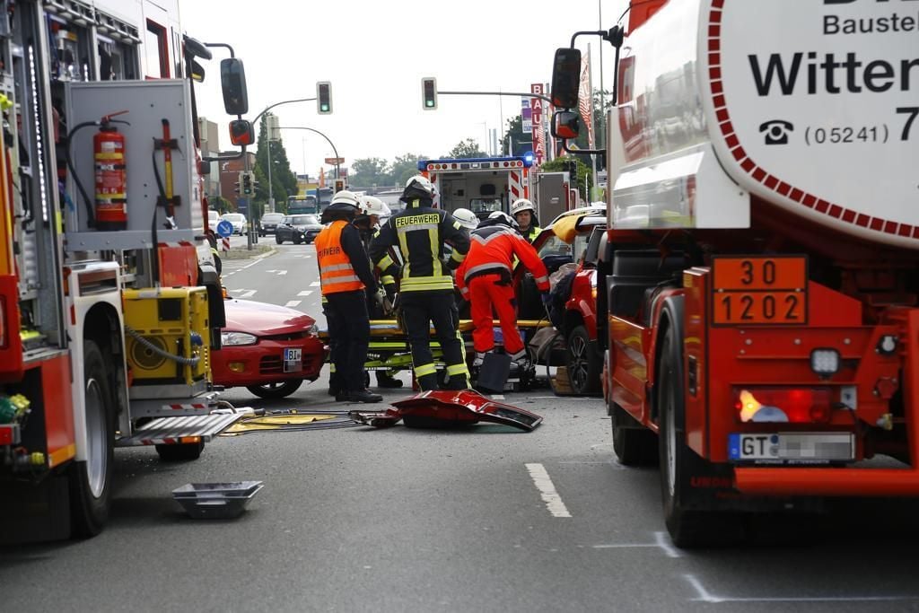 Lkw Kracht Auf Eckendorfer Straße In Unfallstelle