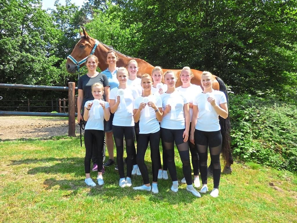 voltigiererinnen Nachwuchs-Team des R&F Lengerich auf Anhieb Dritter