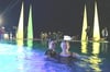 Lara Wolf aus Ossendorf und Jade Binner aus Borgentreich genossen das Schwimmen in der Dunkelheit. Die neue Beleuchtung am Beckenrand und auch Palmen sorgten bei der Beach-Party für ein mediterranes Flair.