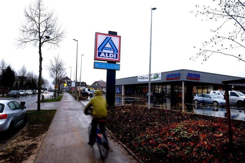 Herford Dreiste Diebin isst Kuchen im AldiMarkt