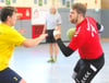 Robin Falke und die Handballfreunde (rechts) erspielten sich gegen Mettingen den ersten Punkt in der laufenden Saison.