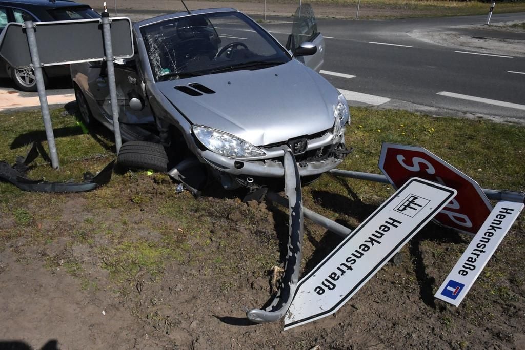 Autos Kollidieren Auf Kreuzung