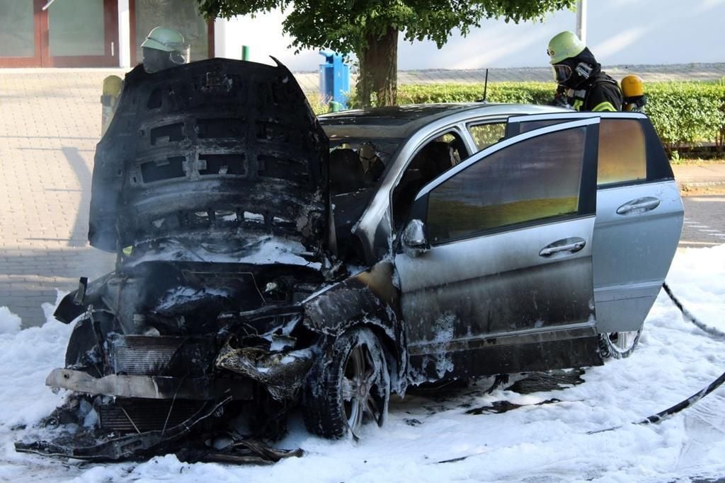 Auto Brennt Völlig Aus