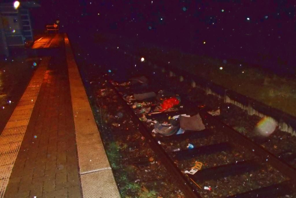 Randale Am Bahnhof: Unbekannte Werfen Mülleimer Auf Die Gleise