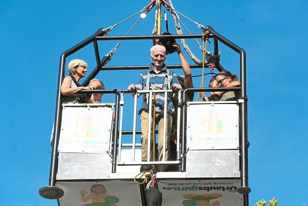 Der Erste Bungee Sprung Mit 78