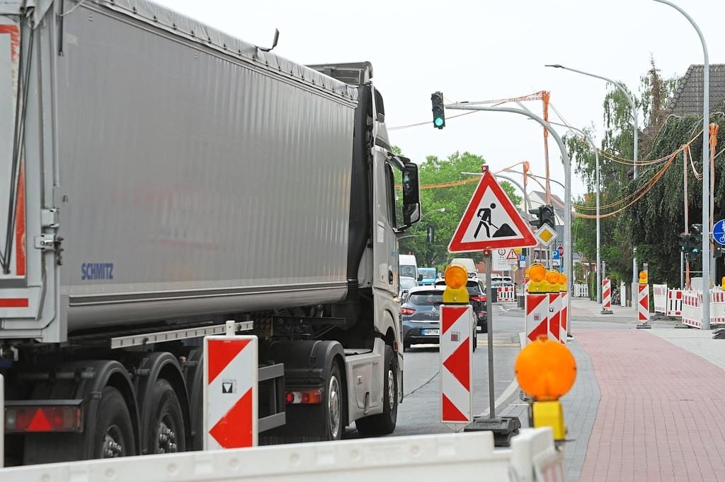 Nächtliche Asphaltierungsarbeiten