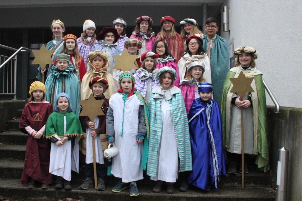 Sternsinger Unterwegs: Singen, Sammeln, Spenden