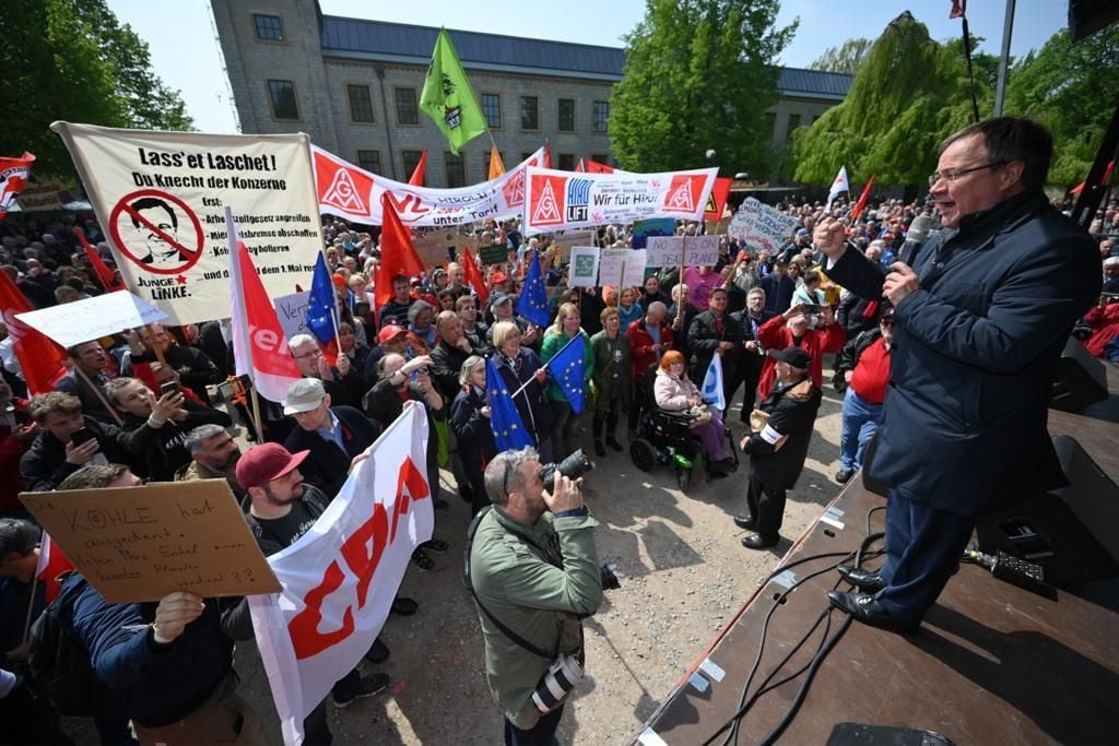 1. Mai: Ministerpräsident Laschet bei Rede massiv gestört