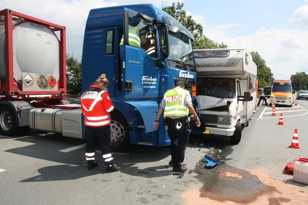 LKW Kollidiert Mit Wohnmobil