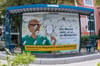 Die Plakate für die Imagekampagne der Mühlenkreiskliniken zur Mitarbeiterwerbung wurden direkt in den Buswartehäuschen vor dem Lukas-Krankenhaus angebracht. Das gefiel scheinbar nicht jedem. Unbekannte klebten Sticker auf die Poster.