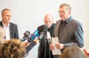 Pfarrer Dr. Stefan Rau (r.) erläuterte am Rande der Pressekonferenz im bischöflichen Haus, wie sich die Gemeinde St. Joseph Münster-Süd zum emeritierten Pfarrer Urlich Zurkuhlen stellt.