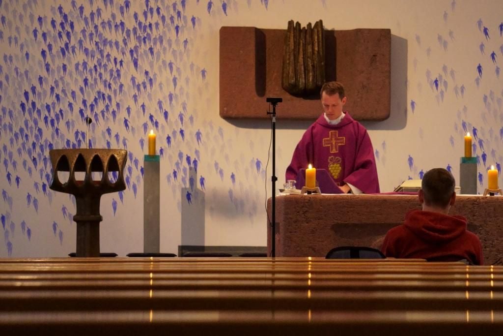 Leere Kirche volle Konzentration