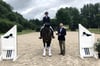 Felicia Deppe auf ihrem Erfolgspferd Boheme de Lys mit Hubertus Schmidt, der ihr das Goldene Reitabzeichen überreicht.