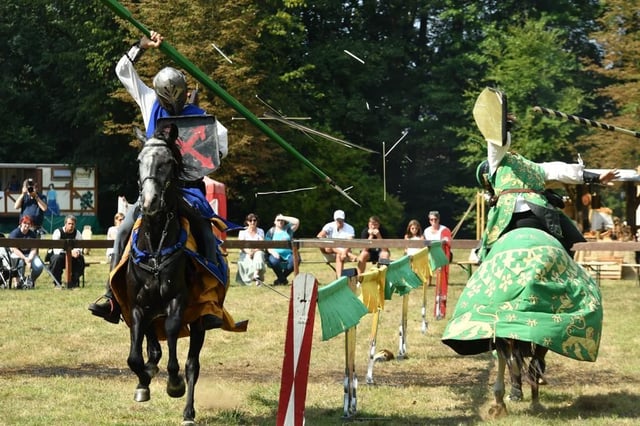 Rassige Ritterkämpfe vor kleiner Kulisse