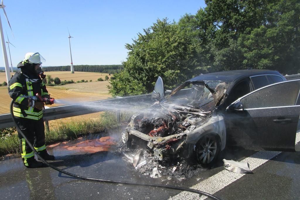 Zwei Autos Brennen Auf Autobahnen Komplett Aus