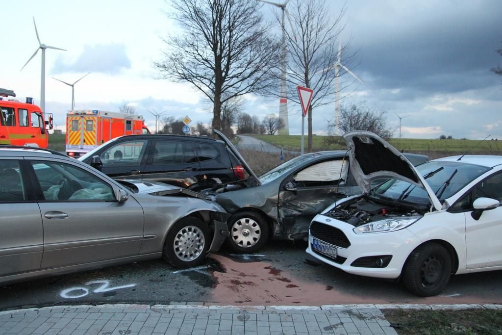 Vier Verletzte Bei Unfall Auf Der B64