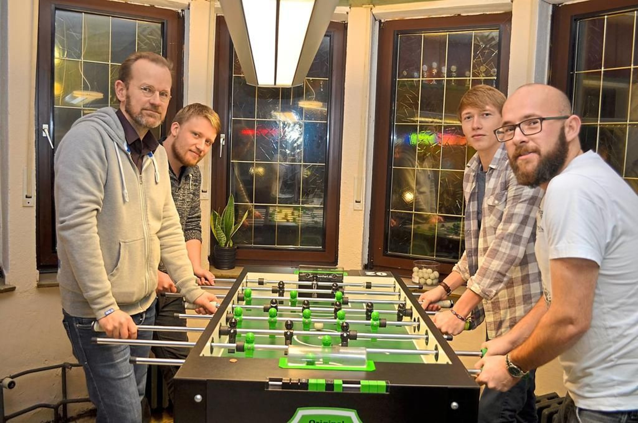 Tischfußball: Mehr als nur ein Kneipenspiel – Taktik, Spaß und Leidenschaft am Kickertisch!