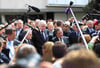 Armin Laschet, Ministerpräsident von Nordrhein-Westfalen, kommt zusammen mit Herbert Reul (CDU), Innenminister in Nordrhein-Westfalen und Horst Seehofer (CSU, Bundesinnenminister) begleitet von Medienvertretern und Polizisten zum Tatort der Amokfahrt von Münster. Ihnen gegenüber kritisierte Laschet die Hetze im Netz.
