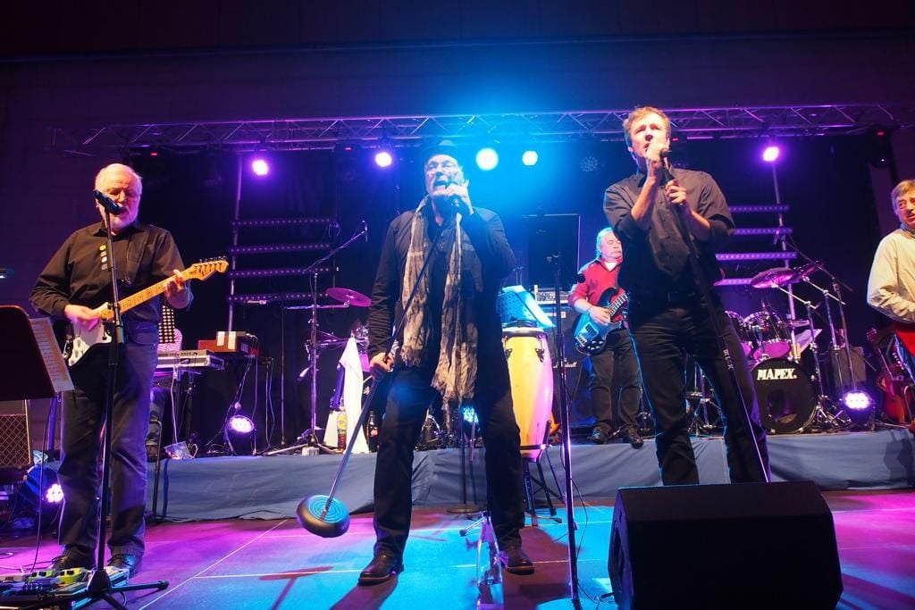 Fans feiern mit No Mercy30. VorsilversterKultparty