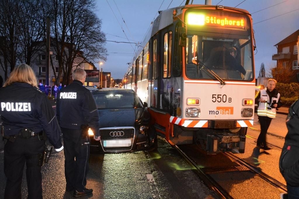 Auto Kollidiert Mit Straßenbahn