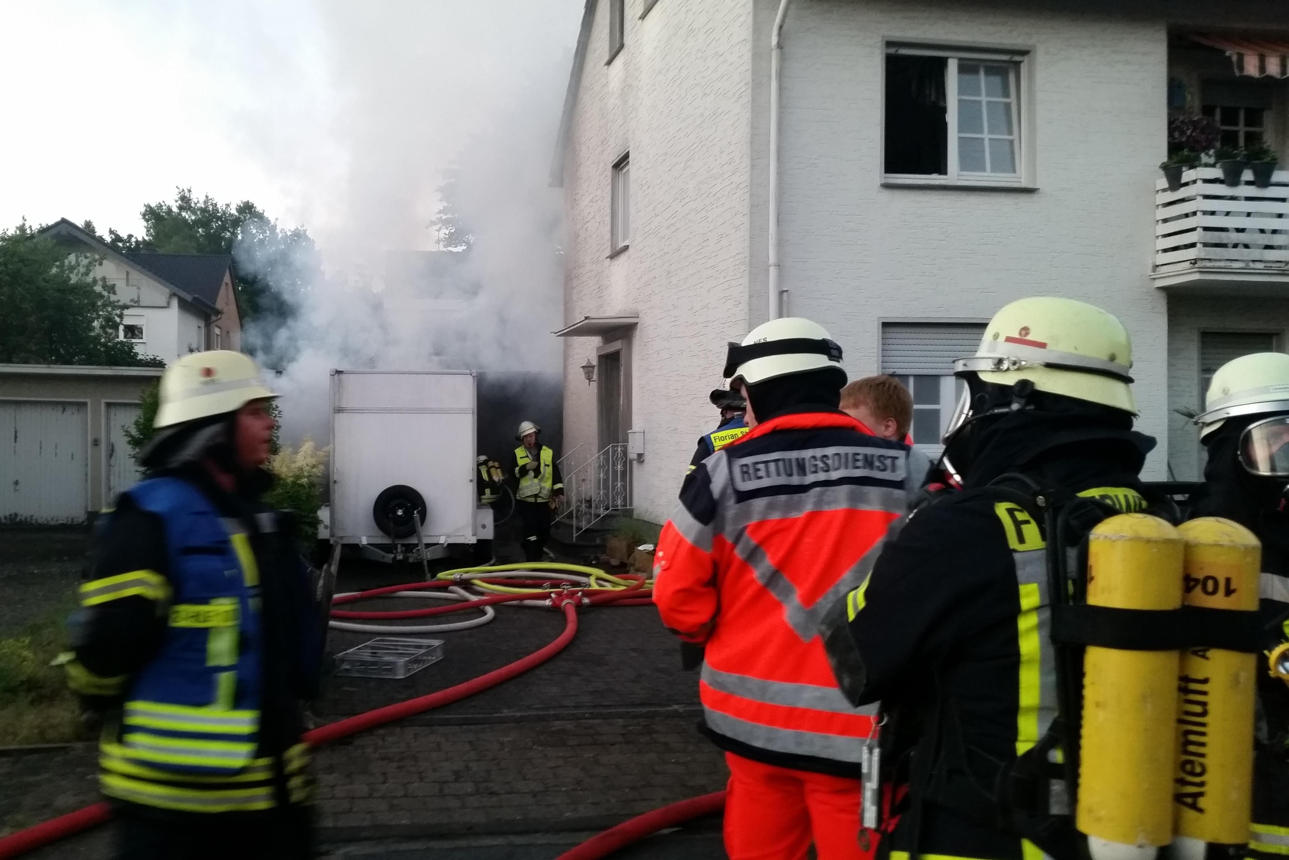 Meterhohe Flammen Bei Garagenbrand