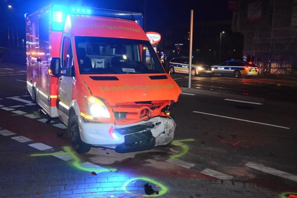 Auto kracht gegen Rettungswagen