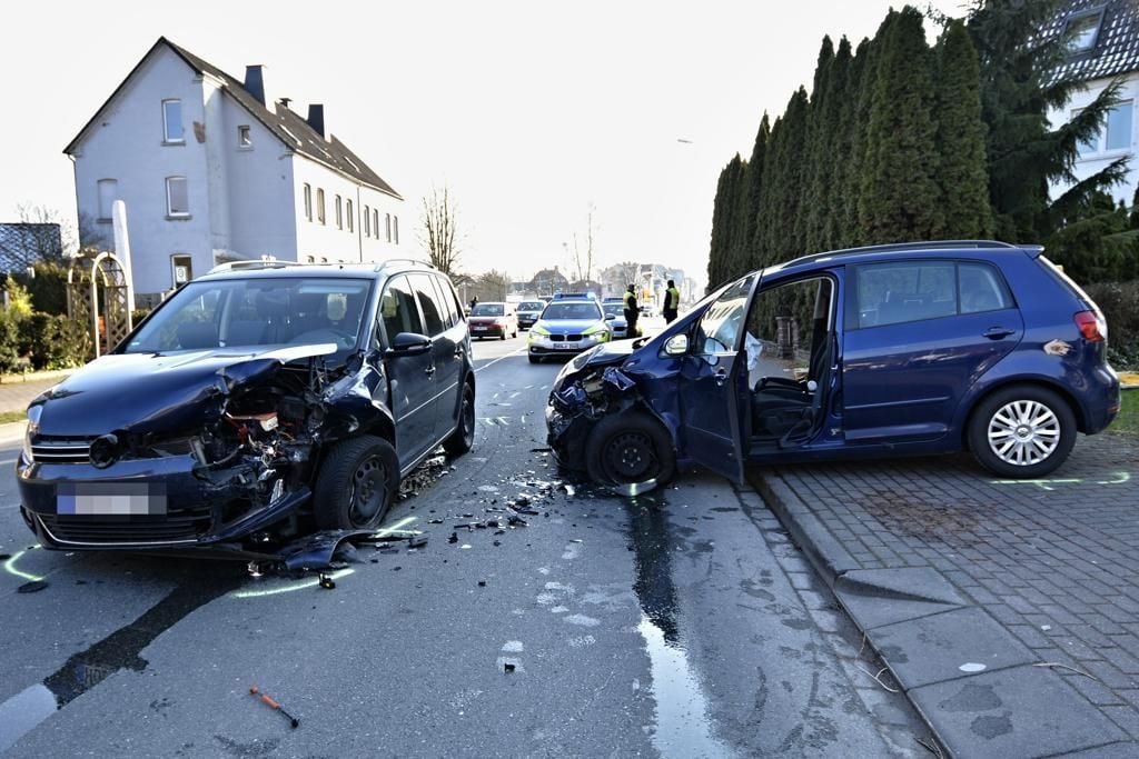 Unfall Auf Der B 64: Autos Krachen Frontal Zusammen