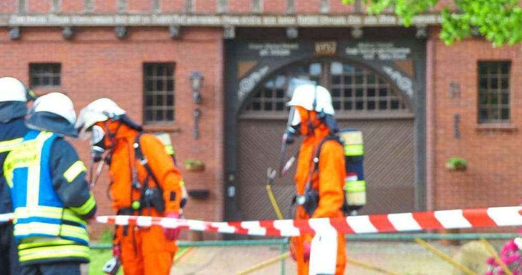 In ihren orangefarbenen Schutzanzügen betraten Spezialkräfte der Feuerwehr Ibbenbüren das Bauernhofgebäude an der Bramscher Straße, um das radioaktive Material zu untersuchen, das eine Bewohnerin zuvor in einem Paket geliefert bekommen hatte.