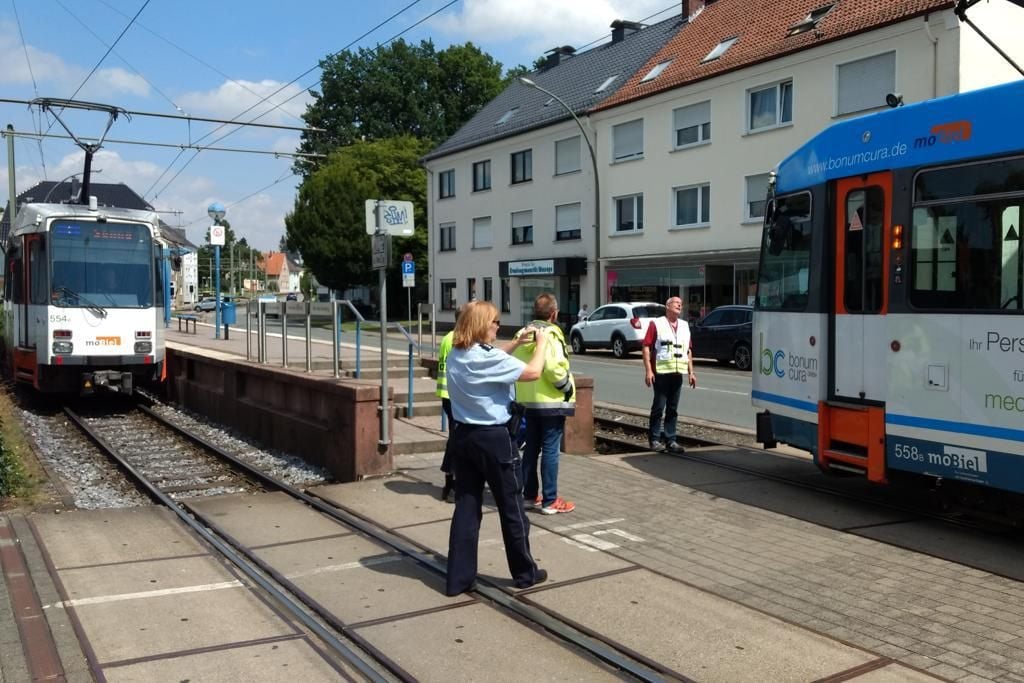 Pkw Kollidiert Mit Stadtbahn