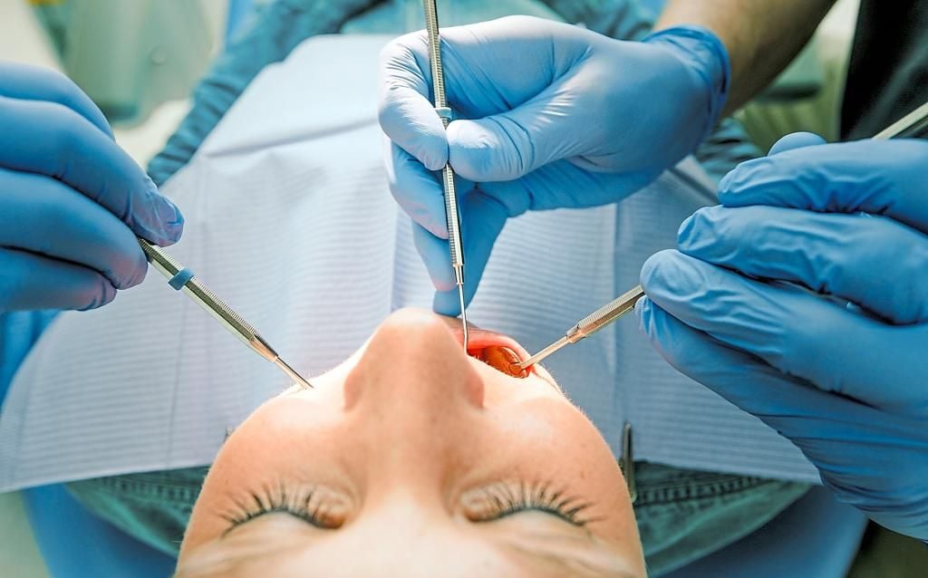 Ausländische Firmen wollen auch in Deutschland ein Netzwerk von Zahnarztpraxen aufbauen. Politik und Berufsverbände sehen dieses Engagement kritisch.