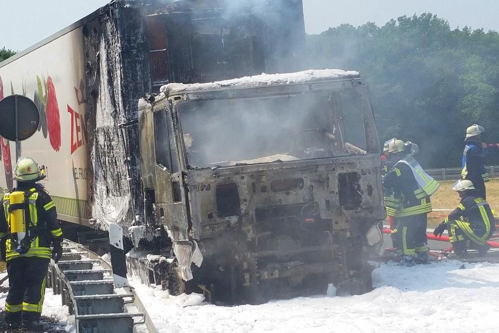 Lkw Brennt Auf Der B64