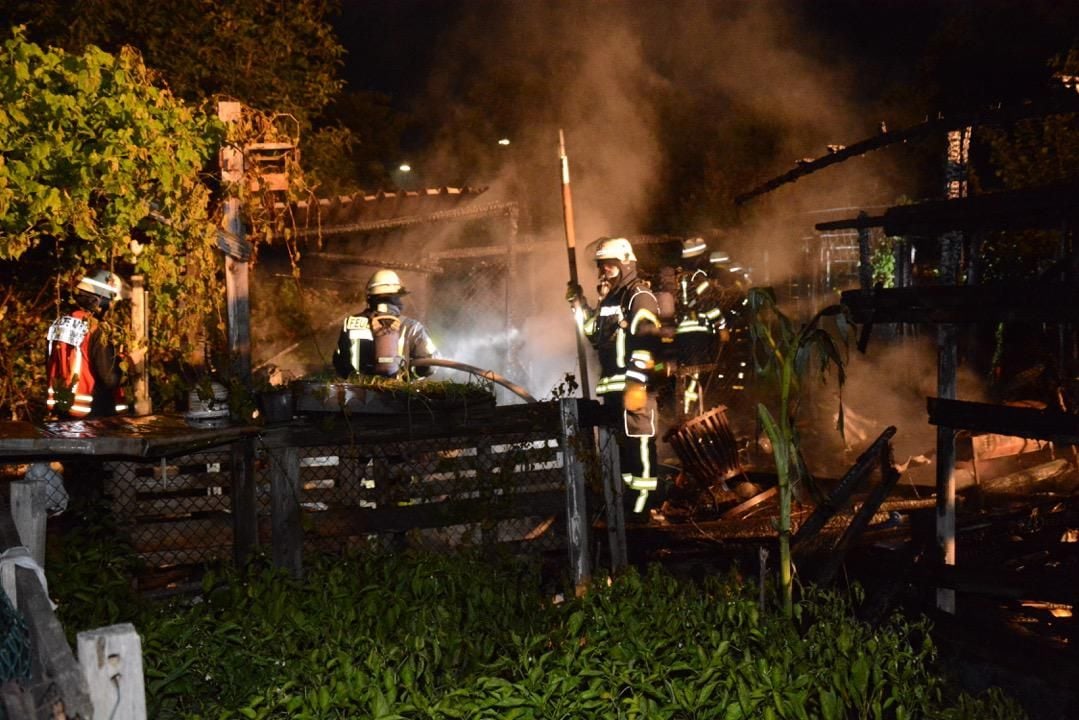 Feuer in Gartenanlage