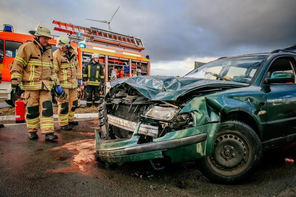 Autofahrer Nach Kollision Eingeklemmt