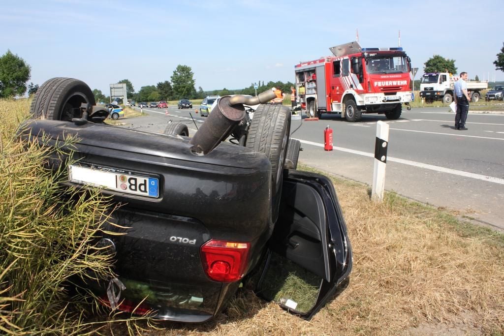 Auto Landet Im Straßengraben