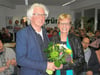 Wilhelm Breitenbach, Kreisvorsitzender der münsterischen Grünen, gratulierte Maria Klein-Schmeink zu ihrer Nominierung als Kandidatin für die Bundestagswahl.