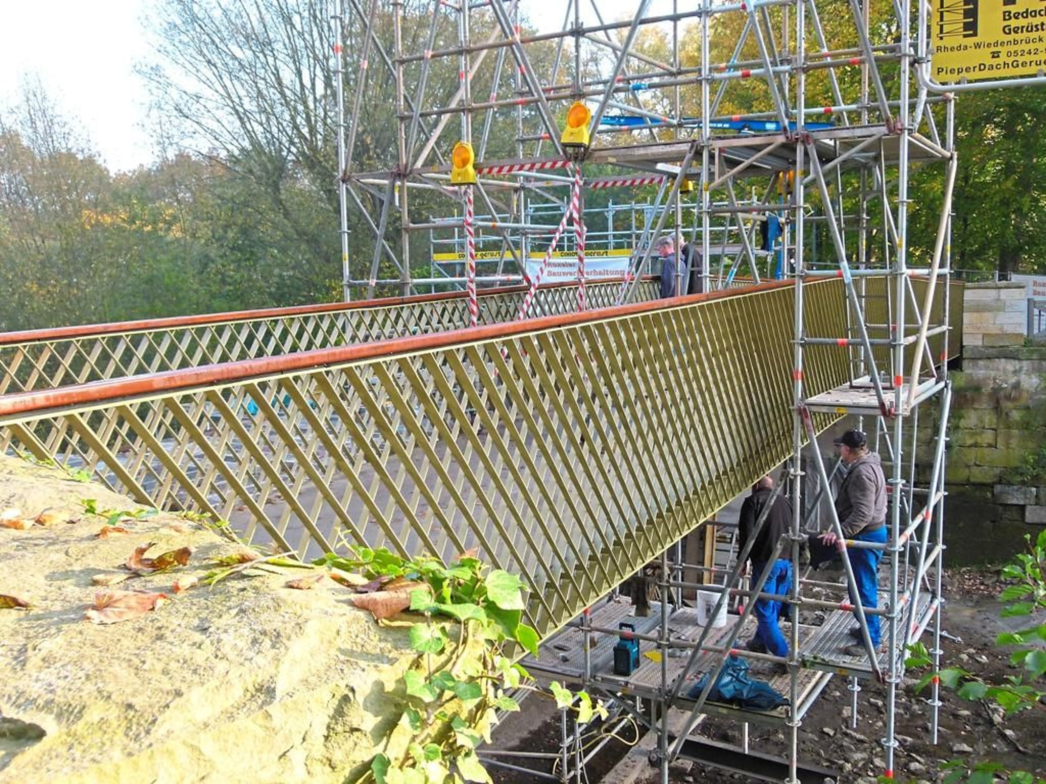 Brückengeländer erhält einen neuen Anstrich
