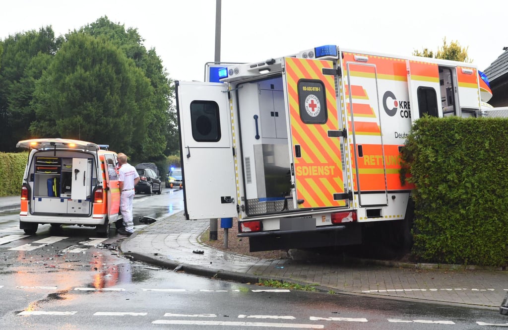 Rettungswagen schleudert nach Kollision in