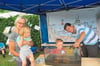 Auch der Kreisfischereiverein stellte sich vor:  Den europäischen Edelkrebs, den Marius Halsey (von rechts) aus dem Becken hob, fanden der vierjährige Jonah und Elvira Frankrone mit Enkelin Lina besonders spannend.