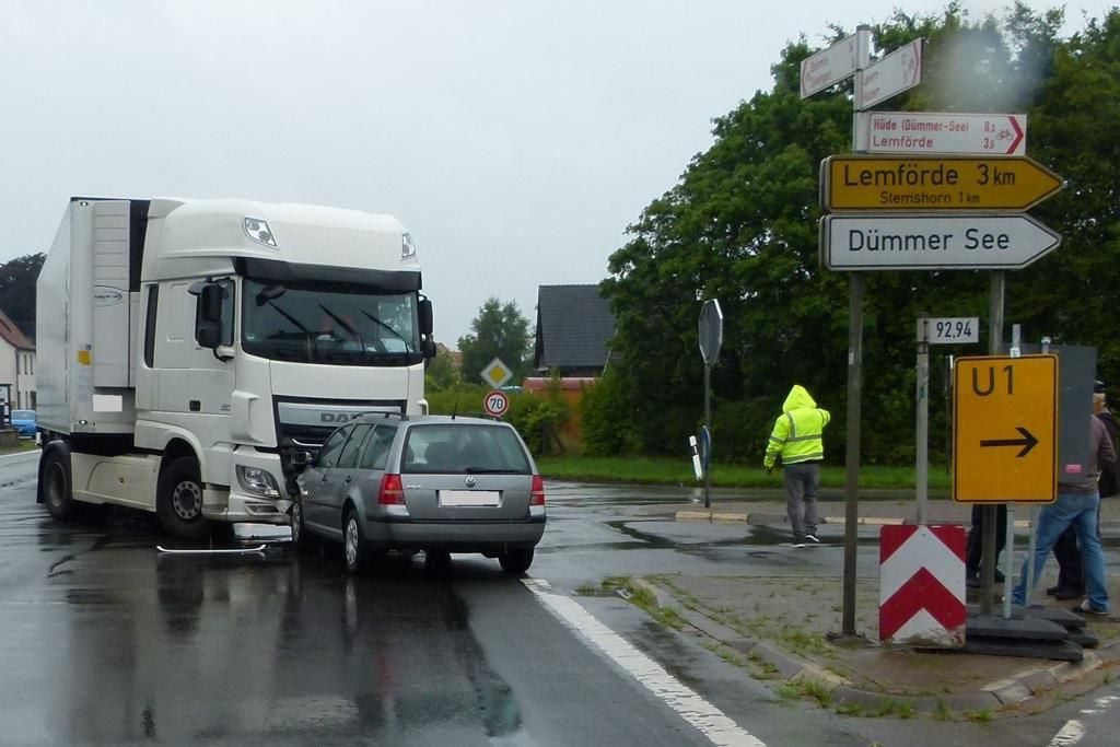 Auto Und Lastwagen Stoßen Zusammen