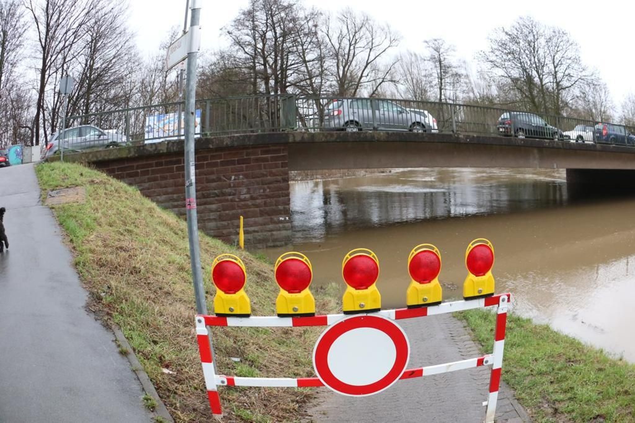 Hochwasser Wege und Straßen gesperrt