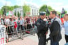 Bis kurz vor die Absperrung, die die Demonstranten abhalten soll, gelangt AfD-Landeschef Marcus Pretzell, bis ihn Polizisten stoppen und ihm kurzerhand einen Platzverweis erteilen, damit die Situation nicht eskaliert.