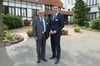 Peter Lingg (links) übergibt nach 40 Jahren die Verwaltungsleitung der Weserland-Klinik an Christopher Arndt.