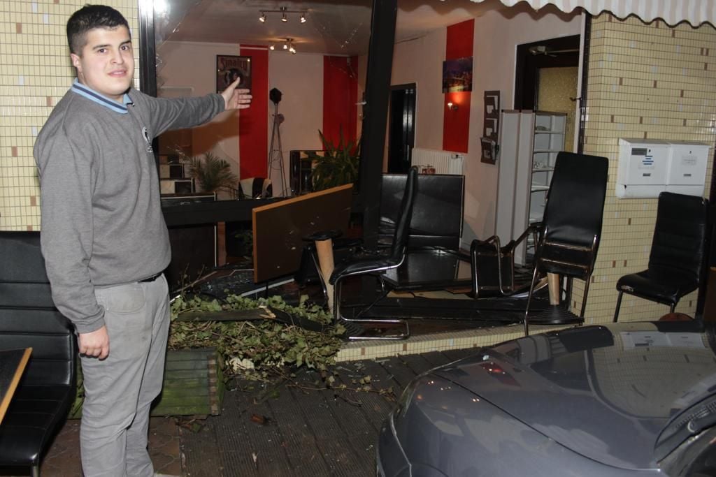 Auto knallt in Gaststube