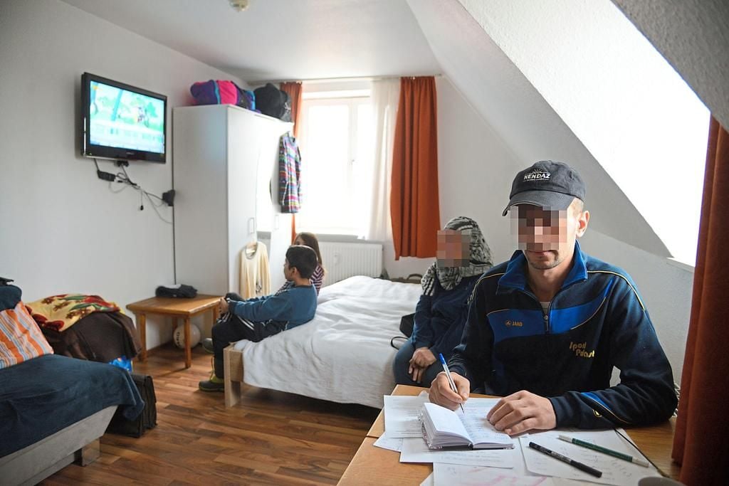 Viele Flüchtlinge leben weiter in Gemeinschaftsunterkünften