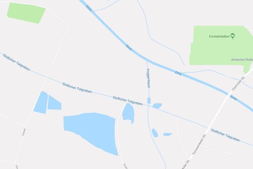 Natürliches Phänomen Rote Algen färben Teich